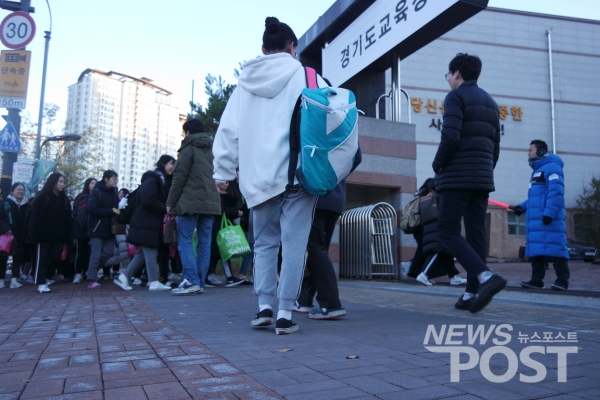 지난 14일 2020년도 대학수학능력시험을 치르기 위해 수험장으로 들어가는 학생들. (사진=김혜선 기자)