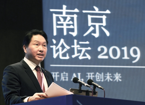 최태원 SK 회장이 23일 중국 장쑤성 난징대학교에서 열린 2019 난징포럼에서 개막연설을 하고 있다. (사진=SK그룹 제공)