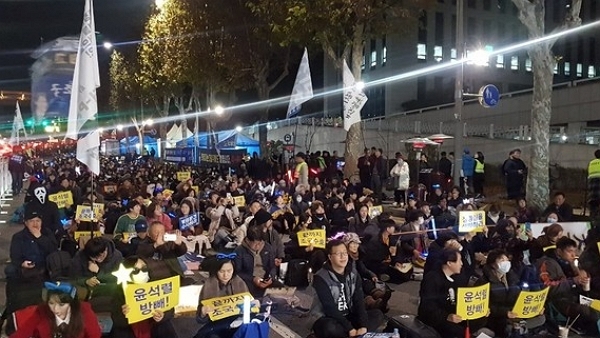 지난 23일 서울 서초구 서초역 인근에서 검찰 규탄 및 개혁 촉구 시민참여 촛불집회가 열렸다. (사진=뉴시스)