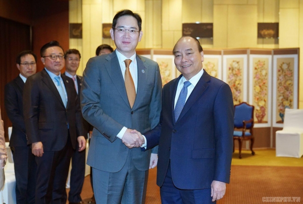 왼쪽부터 이재용 삼성전자 부회장과 응우옌 쑤언 푹 베트남 총리. (사진=베트남정부 페이스북)