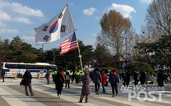 2일 서울 종로구 청와대 앞 분수대 광장 인근에서 한 시민이 태극기와 성조기를 들고 있다. (사진=이별님 기자)