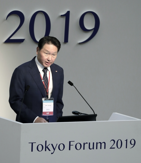 최태원 SK 회장이 6일 일본 도쿄대에서 열린 '도쿄포럼 2019' 개막식에서 연설을 하고 있다. (사진=SK그룹 제공)