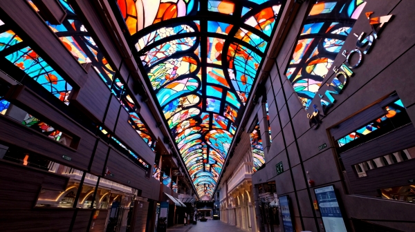세계에서 6번째로 큰 초대형 크루즈선 '그란디오사’호 내부 갤러리아 천장에 설치된 삼성전자 초대형 스마트 LED 사이니지. (사진=삼성전자)