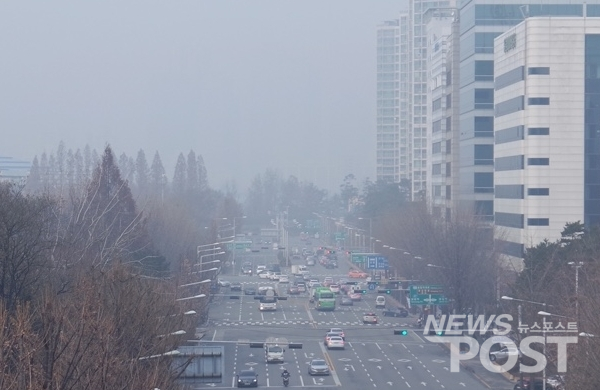 10일 서울 송파구 인근 도로에서 차들이 시뿌연 미세먼지를 뚫고 운행 중이다. (사진=이별님 기자)