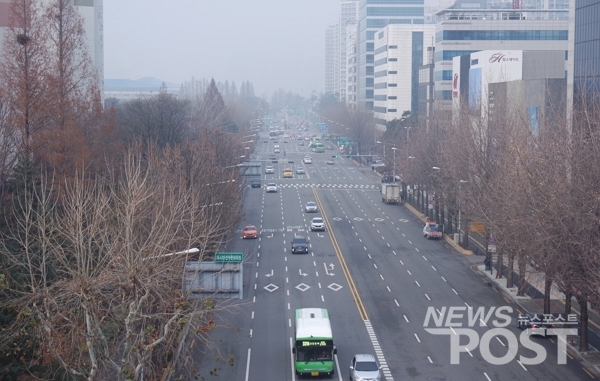 10일 서울 송파구 인근 도로에서 차들이 시뿌연 미세먼지를 뚫고 운행 중이다. (사진=이별님 기자)