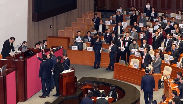지난 10일 자유한국당 의원들이 국회 본회의 장에서 예산안 통과를 두고 문희상 국회의장에게 거세게 반발하고 있다. (사진=뉴시스)
