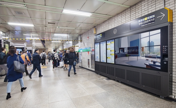 서울 지하철 2, 4호선 사당역에 설치된 삼성 스마트 사이니지 종합 안내도 모습. (사진=삼성전자)