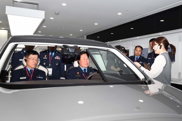 박인호 공군사관학교 중장(오른쪽)과 이승현 대령이 LG사이언스파크에서 자율주행 기술을 체험하는 모습. (사진=LG유플러스 제공)