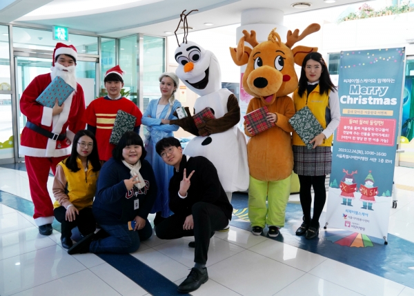 씨제이헬스케어와 서울시자원봉사센터 직원들이 서울시어린이병원 환우들을 위한 크리스마스 행사에 앞서 만화 캐릭터로 변신하고 단체 사진을 찍고 있다. (사진=씨제이헬스케어 제공)