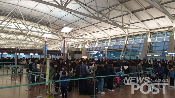 크리스마스를 맞아 여행객으로 붐비는 인천공항. (사진=홍여정 기자)