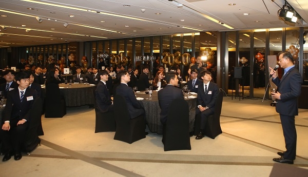 한화생명이 지난 26일 서울 영등포구 63빌딩 본사에서 2020년 신입사원을 대상으로 환영 행사를 실시했다. 여승주 한화생명 대표이사 사장이 신입사원들을 격려하고 있다. (사진=한화생명)