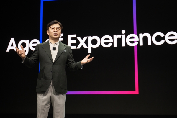 삼성전자 김현석 대표가 CES 2020 기조연설을 통해 '경험의 시대(Age of Experience)' 를 주도할 삼성전자의 최신 기술과 제품을 설명하고 있다. (사진=삼성전자)