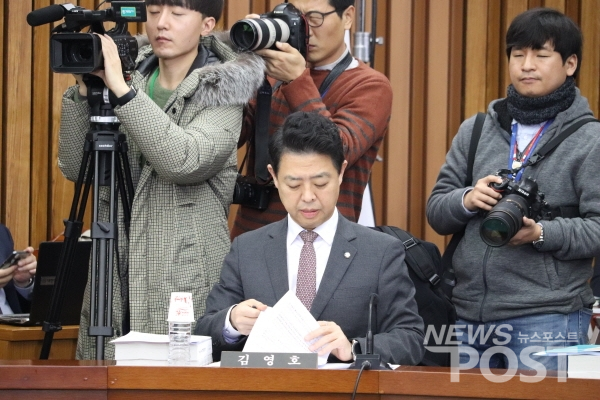 청문회 자료 살피는 김영호 더불어민주당 의원. (사진=김혜선 기자)