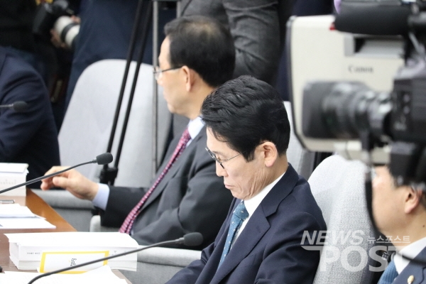 청문회 자료 살피는 윤소하 정의당 의원. (사진=김혜선 기자)