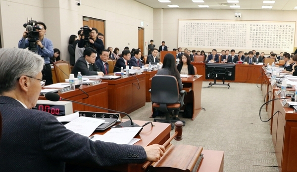 9일 국회 법제사법위원회에서 여상규 법제사법위원장이 데이터3법을 의결하고 있다. (사진=뉴시스)