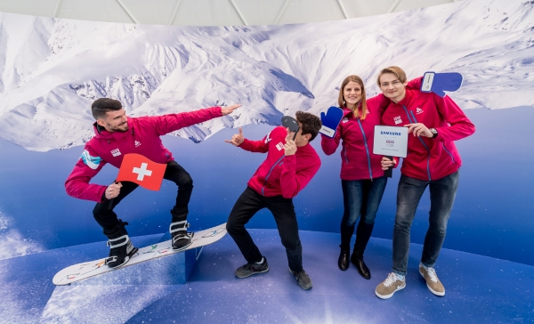 '2020 로잔 동계 유스 올림픽' 기간 동안 삼성전자가 스위스 로잔에서 운영하는 '삼성 올림픽 체험관'에서 방문객들의 최신 모바일 기술을 체험 모습. (사진=삼성전자)
