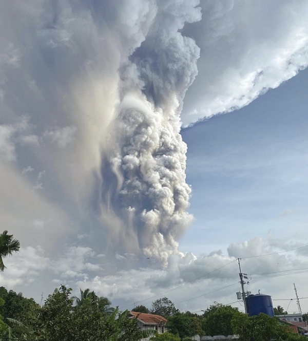 필리핀 수도 마닐라에서 남쪽 65km 떨어진 탈 화산에서 화산재가 솟아오르고 있다. (사진=AP/뉴시스)