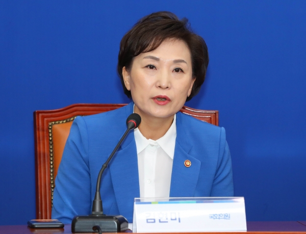 지난 3일 국회에서 불출마 선언하는 김현미 국토부 장관. (사진=뉴시스)