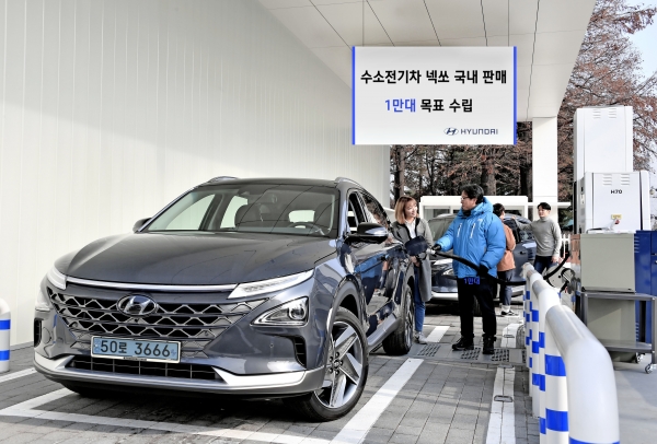 현대차가 넥쏘 1만대 판매 계획을 세운 가운데 16일 서울 여의도 국회충전소에서 현대차 관계자들이 넥쏘에 수소를 주입하고 있다. (사진=현대자동차그룹 제공)