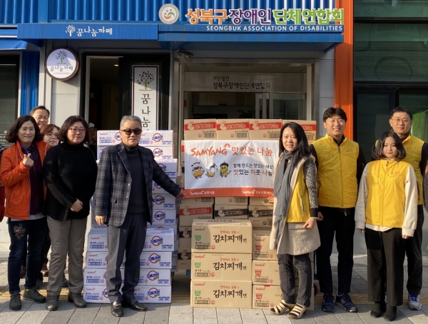 17일 성북구 장애인단체연합회를 방문한 삼양식품 임직원들이 라면과 스낵 100박스를 전달하고 있다. (사진=삼양식품)