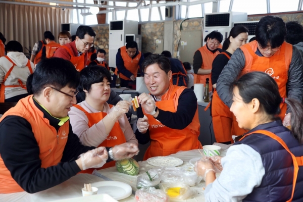 [사진1] ‘2020 신임 임원 봉사활동’에 참여한 한화그룹 신임 임원들이 발달장애인들과 함께 설 명절 음식을 만들고 있다. (사진=한화그룹)