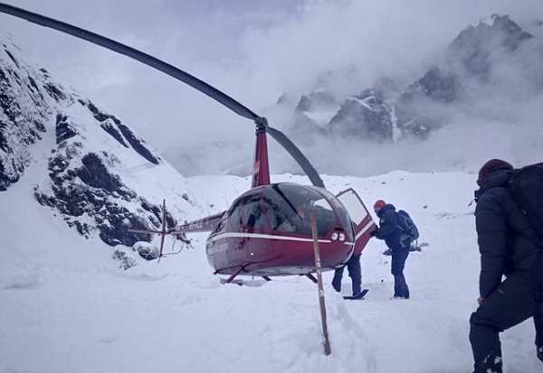지난 18일(현지 시간) 네팔 히말라야 안나푸르나에서 구조된 여행객들이 헬기에 탑승하고 있다. (사진=AP/뉴시스)