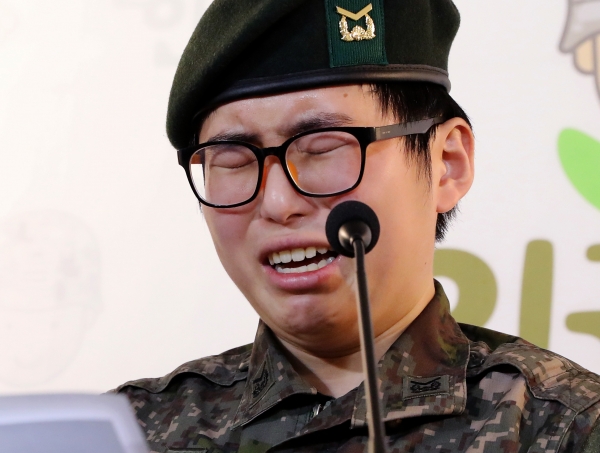 변희수 하사가 22일 오후 서울 마포구 군인권센터에서 육군의 전역 결정에 대한 긴급 기자회견을 하고 있다. (사진=뉴시스)