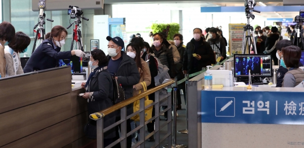 28일 인천국제공항 1터미널 입국장에서 중국 항저우에서 입국한 사람들이 검역소에서 검역을 받기 위해 줄을 서고 있다. (사진=뉴시스)
