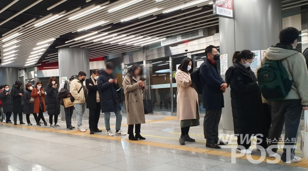 30일 서울 송파구 잠실광역환승센터에 마스크를 쓴 시민들이 버스를 기다리고 있다. (사진=선초롱 기자)
