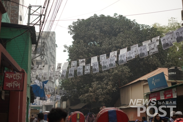 방글라데시 골목에 붙은 지방선거 포스터. (사진=김혜선 기자)