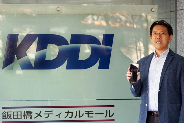 일본 통신사인 KDDI 관계자가 LG유플러스 5G 로밍 테스트를 하고 있다. (사진=LG유플러스 제공)