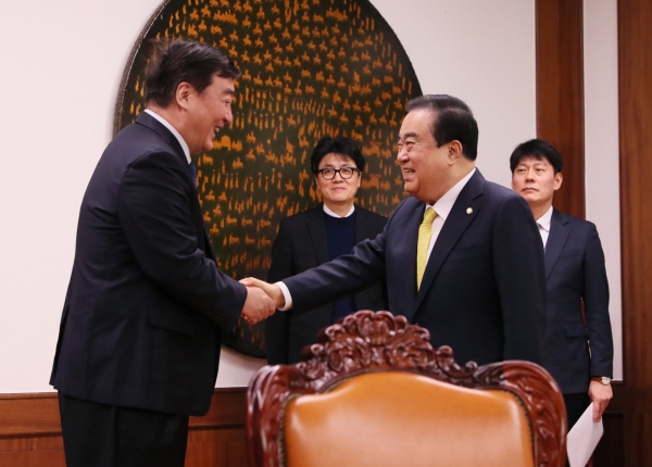 문희상 국회의장(오른쪽)과 싱 하이밍 주한중국대사. (사진=국회 제공)