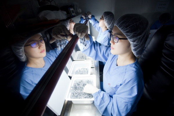 SK바이오사이언스 연구원이 백신을 검수하고 있다. (사진=SK케미칼 제공)