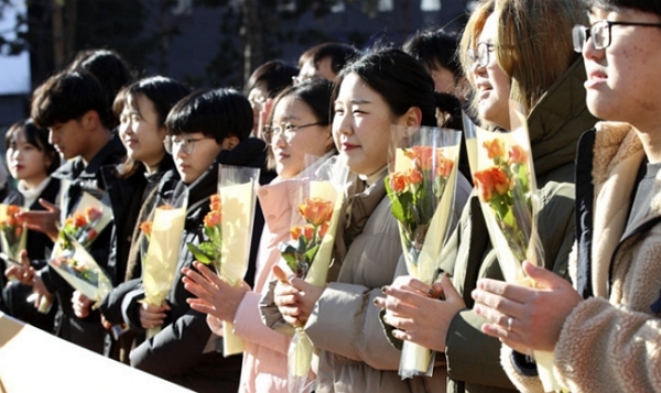 지난해 12월 31일 촛불청소년인권법제정연대 회원들이 서울 영등포구 국회의사당역 3번출구 앞에서 만 18세 선거권 쟁취를 자축했다. (사진=뉴시스)