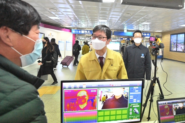 손병석 한국철도 사장(가운데)이 지난달 21일 오후 동대구역에서 코로나19 방역을 위한 열화상카메라 설비를 점검하고 있다. (사진=코레일 제공)