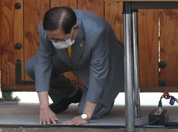 2일 이만희 신천지예수교 증거장막성전 총회장이 경기 가평 ‘평화의 궁전’ 앞에서 기자회견을 열고 큰절을 하고 있다. (사진=뉴시스)