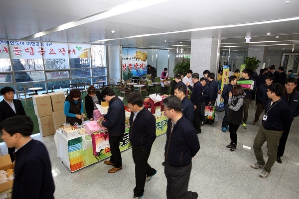 한국도로공사 신청사에 개최된 직거래장터에서 직원들이 농산물을 둘러보고 있다. (사진=한국도로공사 제공)