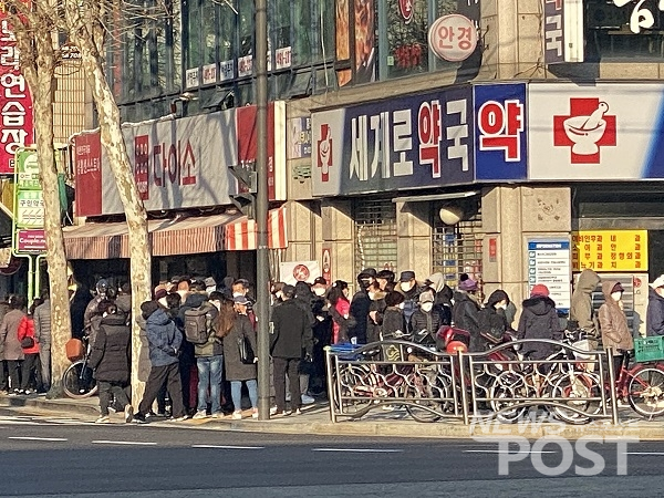 6일 오전 서울시 중랑구의 한 약국 앞에 마스크를 구입하려는 시민들이 줄을 길게 서있다. (사진=독자 제공)