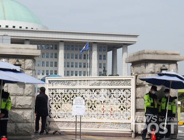 9일 서울 여의도 국회 정문 앞에서 경찰들이 마스크를 착용하고 있다. (사진=이별님 기자)