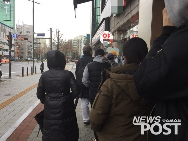 10일 공적마스크 5부제 판매 이틀 차. 서울 시내 한 약국에 시민들이 줄을 서 있다. (사진=김혜선 기자)