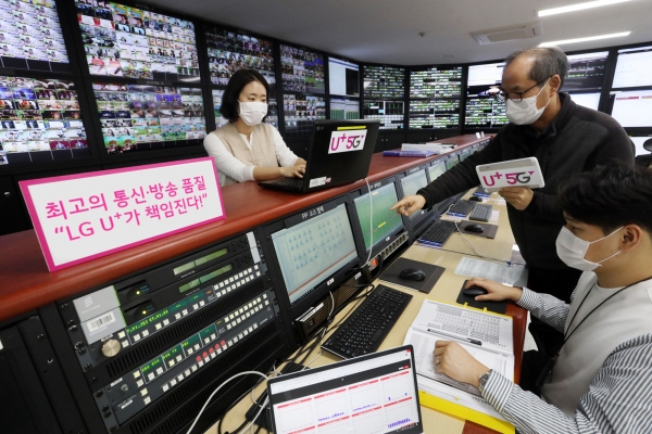 LG유플러스 직원들이 안양 사옥에 위치한 방송센터에서 시스템을 모니터링 하는 모습. (사진=LG유플러스 제공)