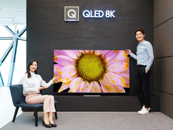 삼성전자 모델이 삼성 프리미엄 스토어 갤러리아 광교점에서 2020년형 QLED 8K TV 85형 QT950S 신제품을 소개하고 있다. (사진=삼성전자)