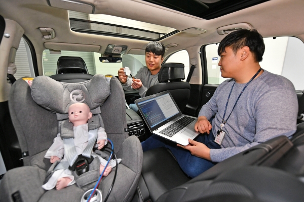 현대모비스 용인 기술연구소에서 연구원들이 탑승객 감지시스템을 시험하고 있다. (사진=현대모비스 제공)