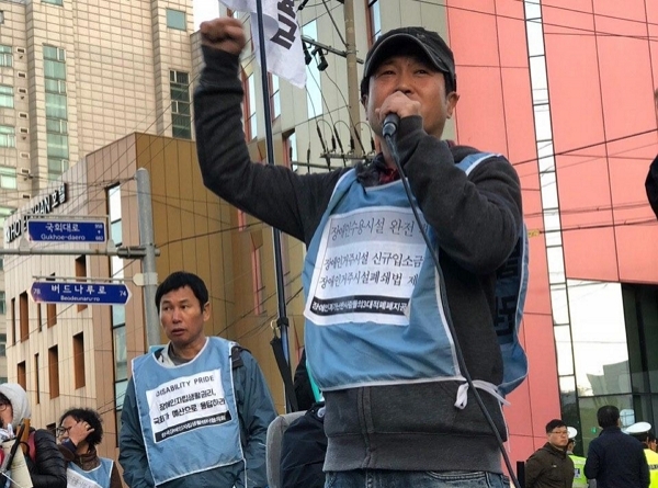 장애와 인권 발바닥 행동 김재환 활동가가 장애인 수용 시설 폐지를 외치고 있다. (사진=장애와 인권 발바닥 행동 제공)