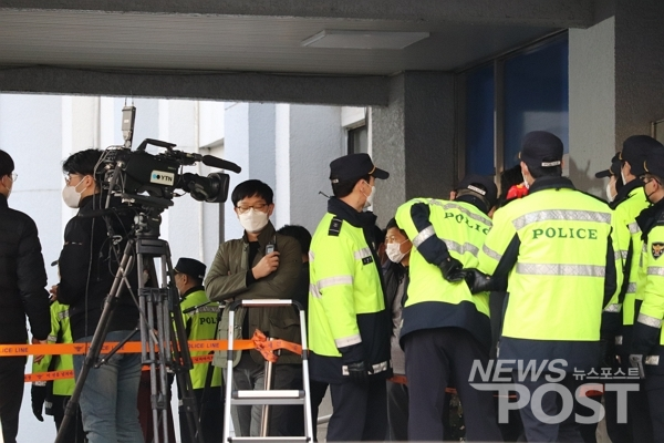 25일 서울 종로구 종로경찰서 앞에서는 조주빈의 신상을 공개하는 포토라인과 몰려든 인파를 막기 위한 폴리스 라인이 세워졌다. (사진=김혜선 기자)