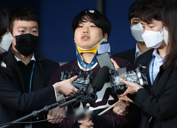 지난 25일 오전 서울 종로구 종로경찰서에 마련된 포토라인에서 박사박 사건 피의자 조주빈이 서 있다. (사진=뉴시스)