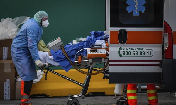 지난 23일(현지 시간) 이탈리아 밀라노의 산 라파엘 병원에서 의료진이 코로나19 환자를 집중치료센터로 옮기고 있다. (사진=AP/뉴시스)