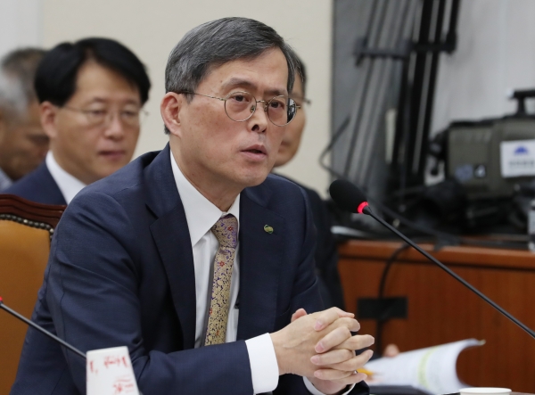 지난해 10월 한국원자력안전재단 국정감사에서 정재훈 한국수력원자력 사장이 의원들의 질의에 답변하고 있다. (사진=뉴시스)