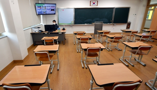 30일 광주 서구의 한 초등학교 교실에서 교사가 개학을 앞두고 온라인 수업을 준비 중이다. (사진=뉴시스)