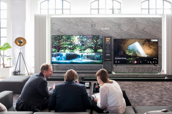 유럽지역 거래선 관계자들이 2020년형 LG 올레드 TV를 살펴보는 장면. (사진=LG전자)